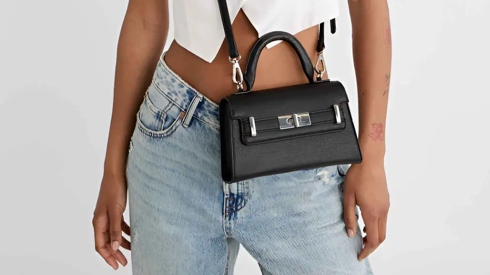 Bandolera mini con hebilla de Stradivarius