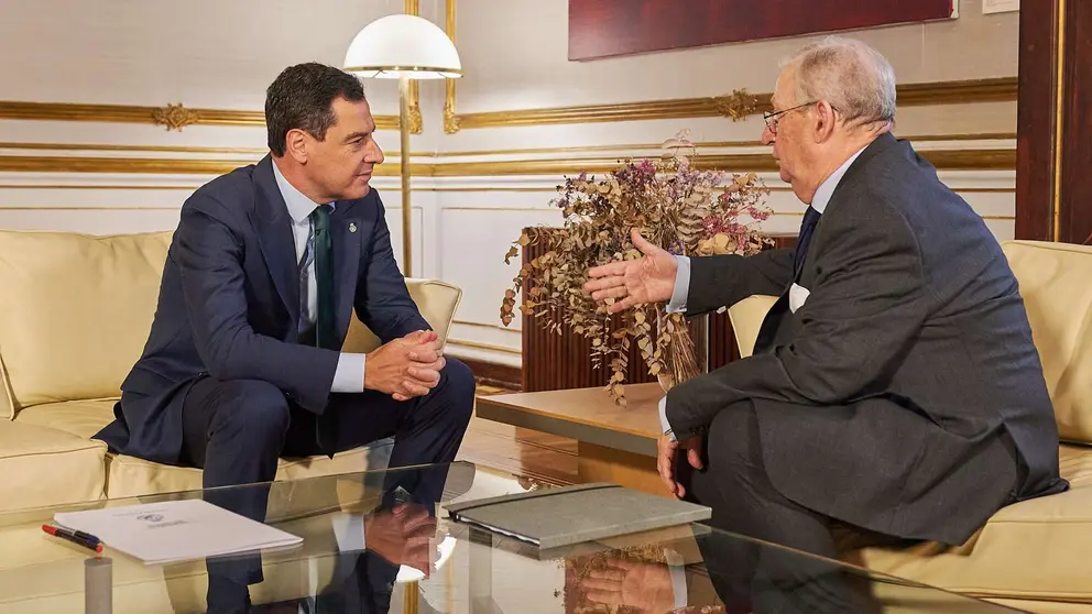 Juanma Moreno con el presidente del Consejo de Sevilla | Salvador L&oacute;pez Medina