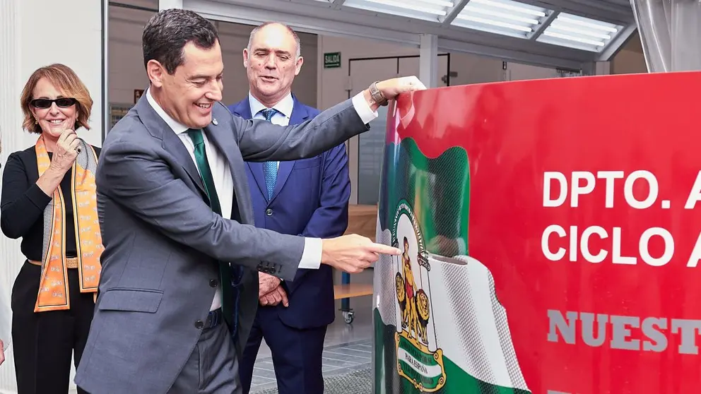 Juanma Moreno, durante la inauguraci&oacute;n en La Rinconada (Sevilla) del centro p&uacute;blico integrado de Formaci&oacute;n Profesional 'Javier Imbroda' | Salvador L&oacute;pez Medina