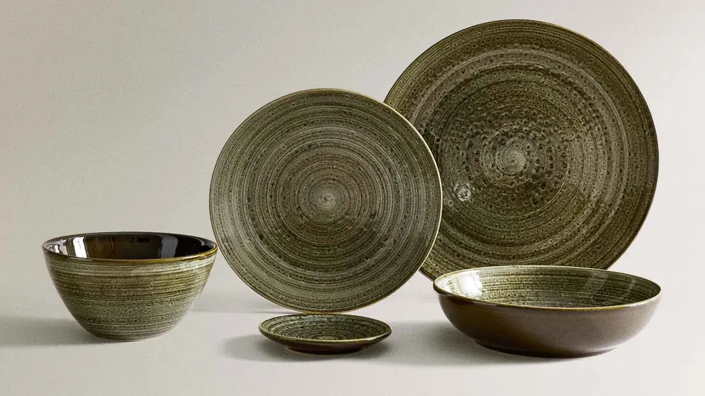 Vajilla de loza con detalles en relieve de Zara Home