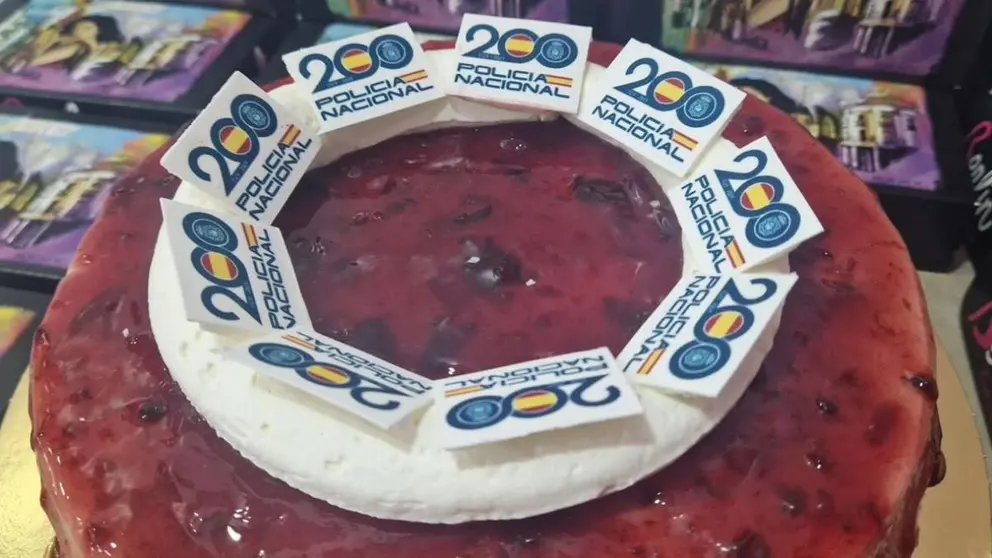 Tarta homenaje a la Polic&iacute;a Nacional en Jerez
