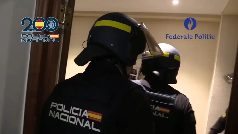 Agentes de la Polic&iacute;a Nacional durante un registro domiciliario
