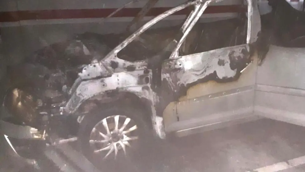 Coche calcinado en un garaje en Jerez | CBPC