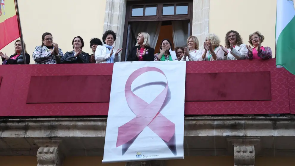Colocaci&oacute;n del lazo rosa en el balc&oacute;n del Ayuntamiento de Jerez | Cristo Garc&iacute;a