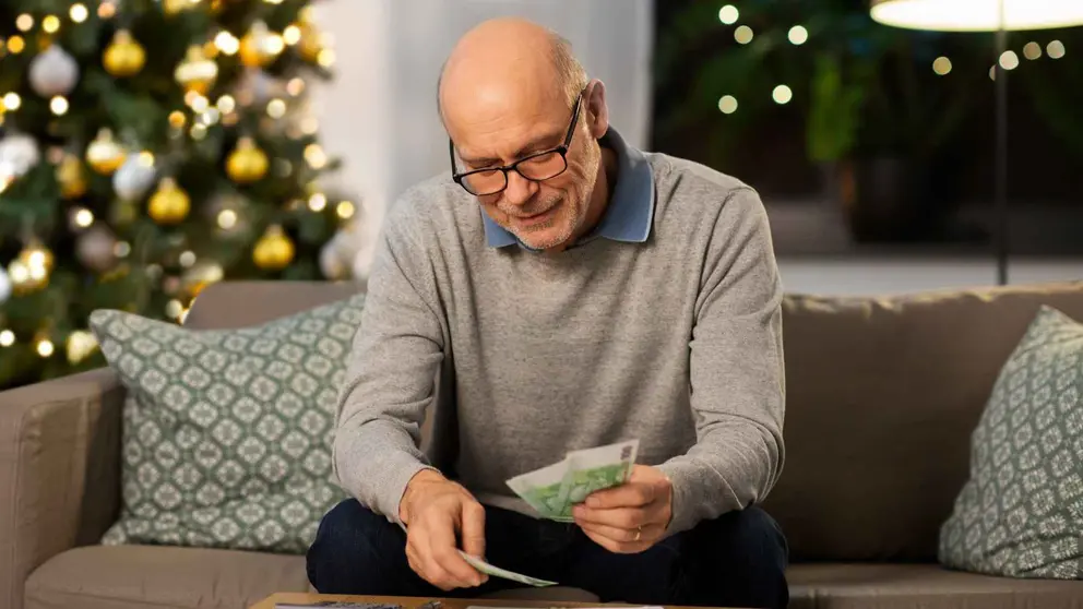 Un pensionista cobra la paga extra de Navidad en Espa&ntilde;a