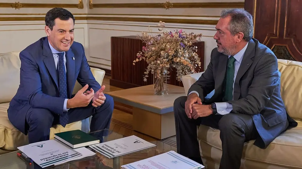 Juanma Moreno y Juan Espadas, durante la &uacute;ltima ronda de portavoces convocada por el presidente de la Junta | Salvador L&oacute;pez Medina