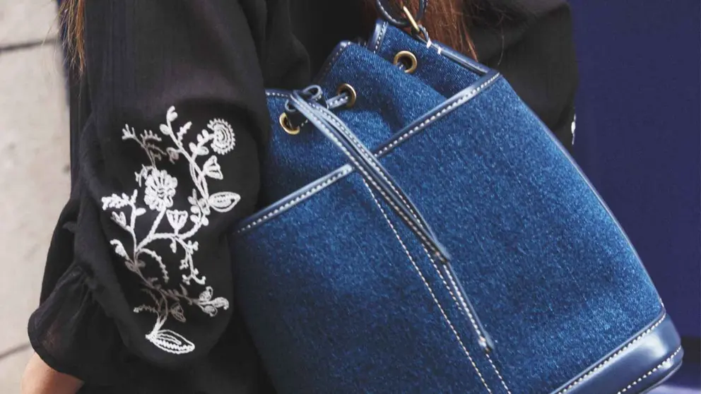 Bolso maxi saca fruncido en denim de Zara