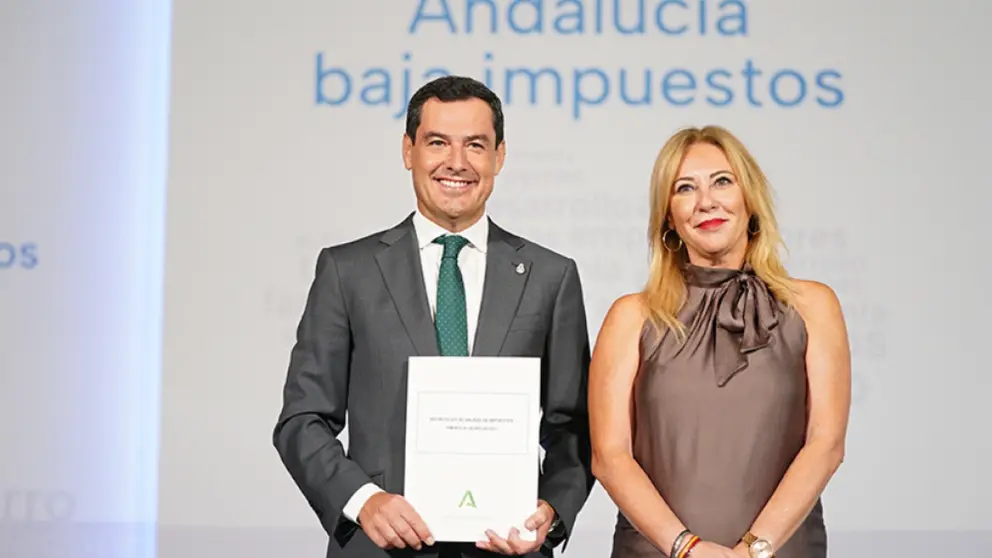El presidente de la Junta de Andaluc&iacute;a, Juanma Moreno, junto a la portavoz del Gobierno Carolina Espa&ntilde;a