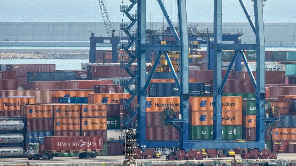 Almacenaje de contenedores en un puerto mar&iacute;timo