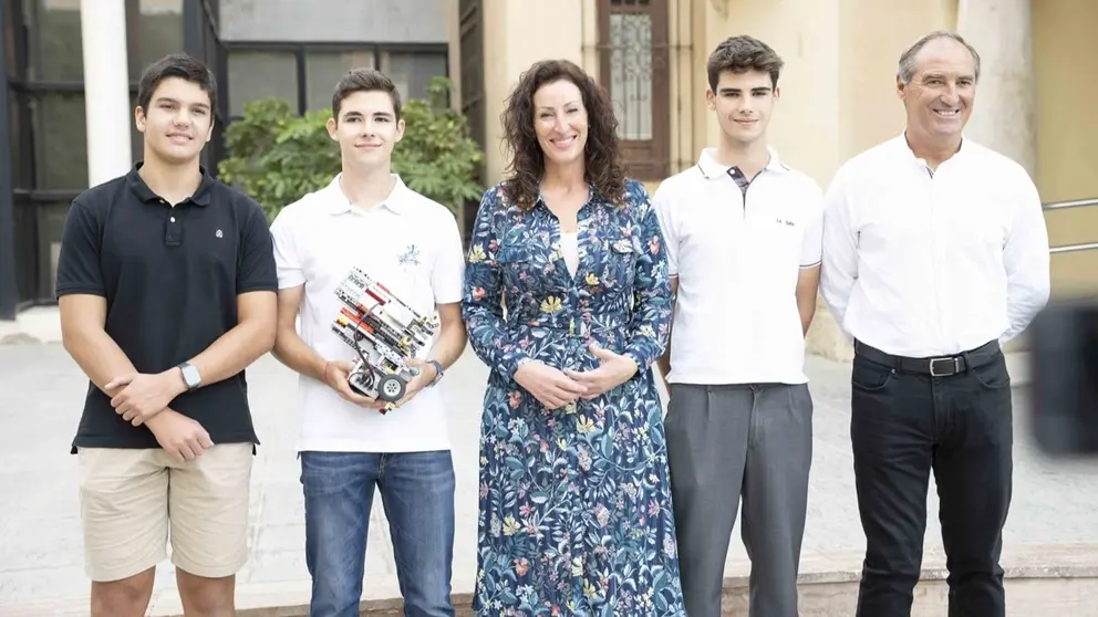 Mar&iacute;a del Mar V&aacute;zquez, alcaldesa de Almer&iacute;a, en el centro de la imagen