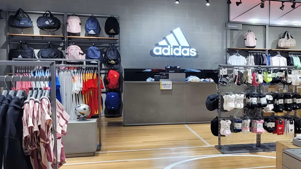 Interior de una tienda de Adidas