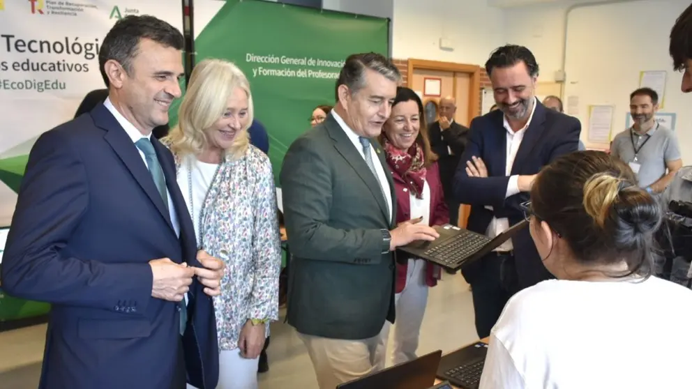 Entrega de ordenadores port&aacute;tiles a centros educativos en el IES Cornelio Balbo de C&aacute;diz | Noelia Herrera