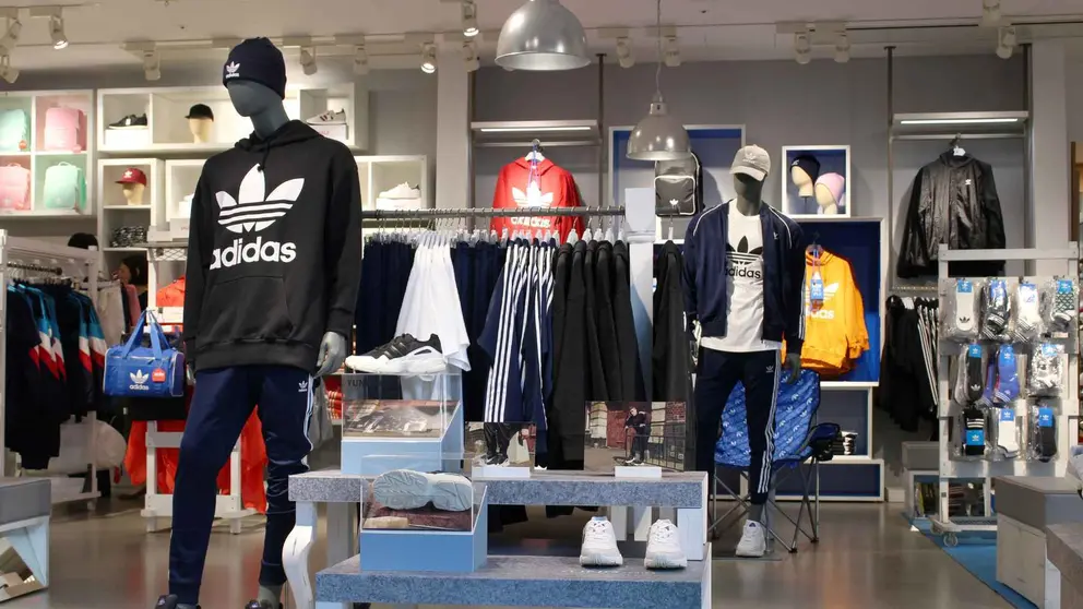 Interior de una tienda Adidas