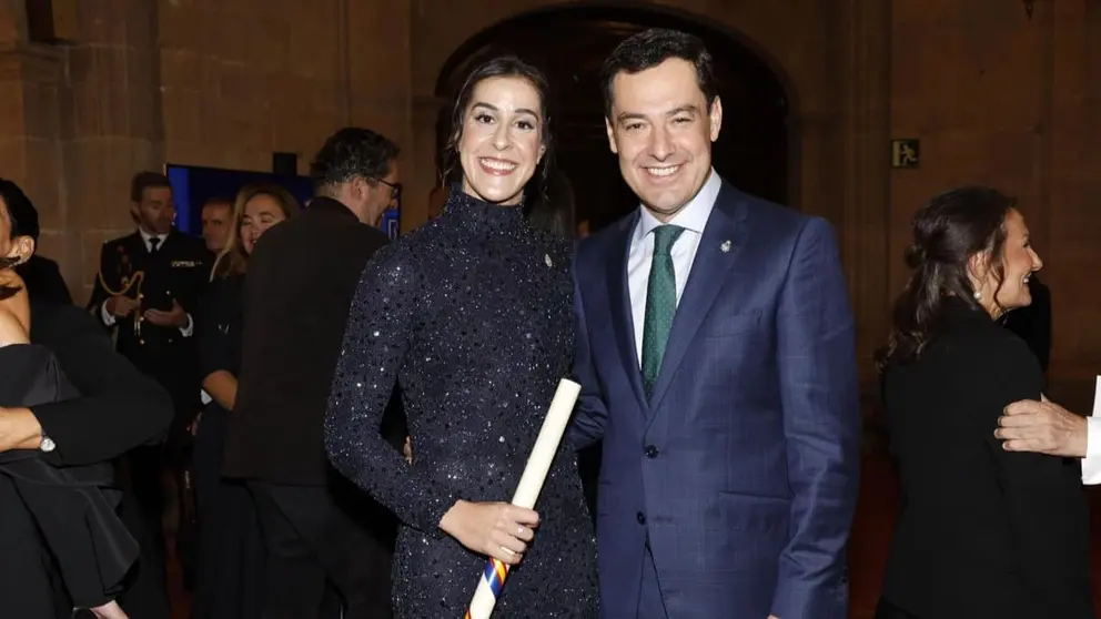 Juanma Moreno, junto a Carolina Mar&iacute;n en la entrega de los Premios Pr&iacute;ncipes de Asturias