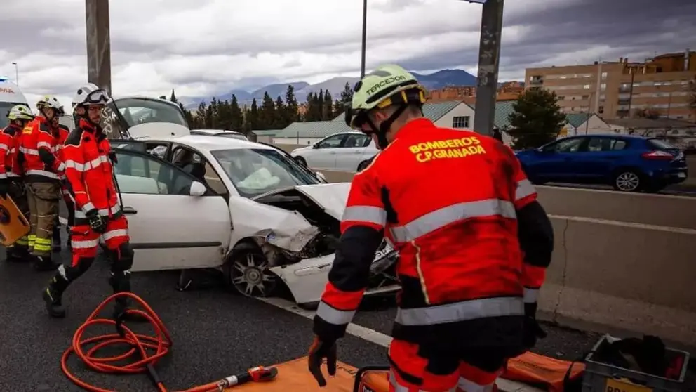 Bomberos de Granada interviniendo en un accidente
