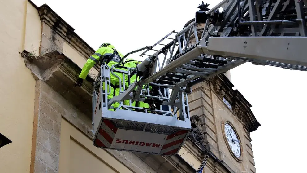 Desprendimiento en la fachada del Ayuntamiento de Jerez