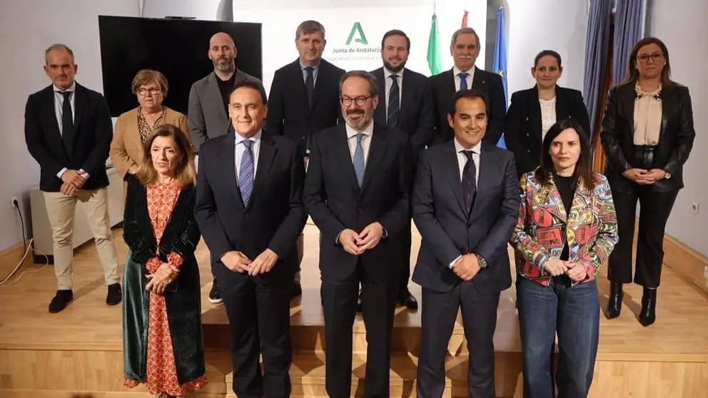 Molina (centro), entre G&oacute;mez Villamandos y Nieto, junto a los delegados territoriales de la Junta, en la presentaci&oacute;n del presupuesto de la Junta para C&oacute;rdoba correspondiente a 2025