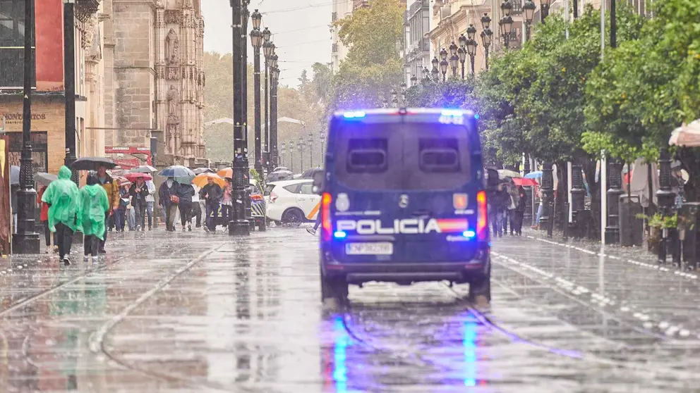 Polic&iacute;a Nacional en Avenida de la Constituci&oacute;n en un d&iacute;a de lluvia en Sevilla | Salvador L&oacute;pez Medina para El MIRA