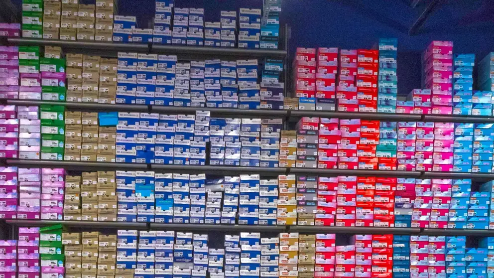 Cajas de calzado en tienda Skechers