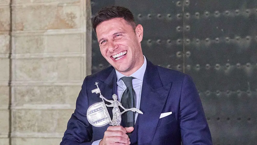 Joaqu&iacute;n S&aacute;nchez con el reconocimiento a 'Embajador de Sevilla' | Salvador L&oacute;pez Medina para El MIRA