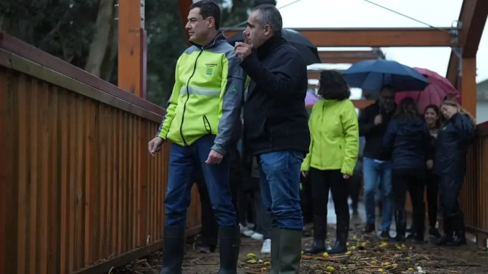 Juanma Moreno, durante su visita a la localidad de &Aacute;lora