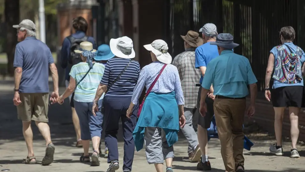 Turistas recorren las calles de Sevilla