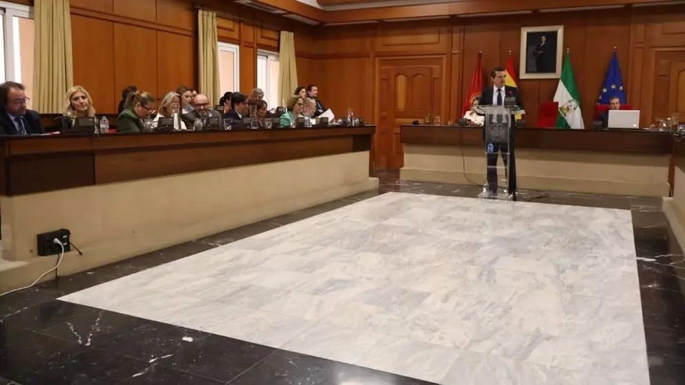 El alcalde de C&oacute;rdoba, Jos&eacute; Mar&iacute;a Bellido, con su gobierno en el Pleno