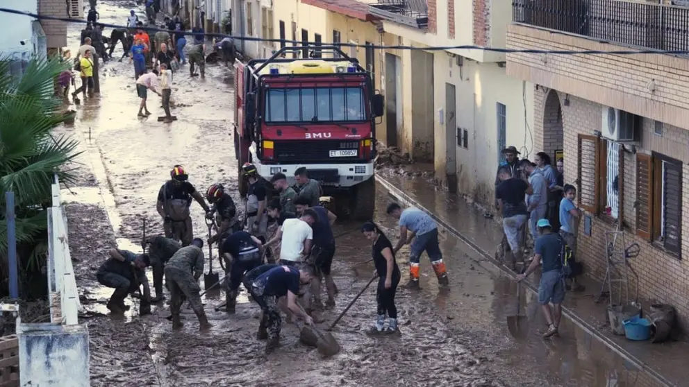 Operarios trabajando en la limpieza tras el paso de la DANA por Valencia