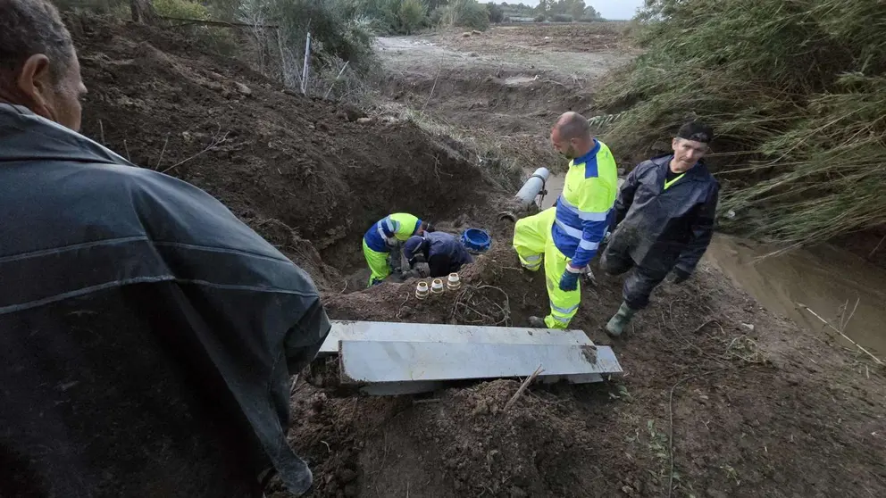 Trabajadores de Aqualia arreglando la tuber&iacute;a en San Jos&eacute; del Valle