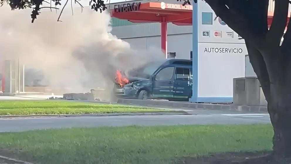 Furgoneta incendiada en el Parque Empresarial de Jerez