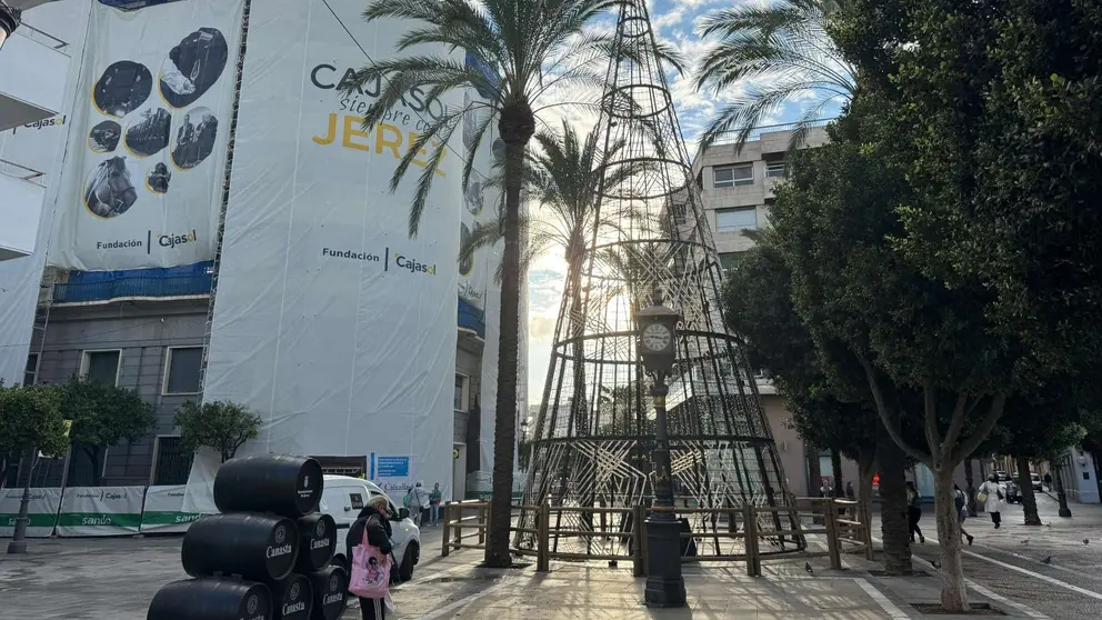 &Aacute;rbol de Navidad en la Plaza del Arenal | Cristo Garc&iacute;a