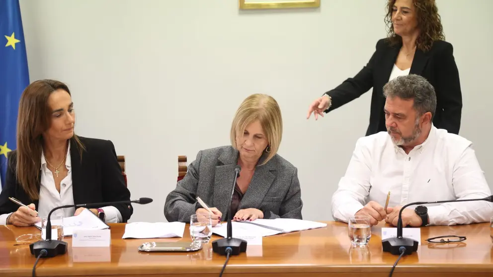 Mar&iacute;a Jos&eacute; Garc&iacute;a-Pelayo, firma el convenio colectivo del Asilo San Jos&eacute; | Cristo Garc&iacute;a