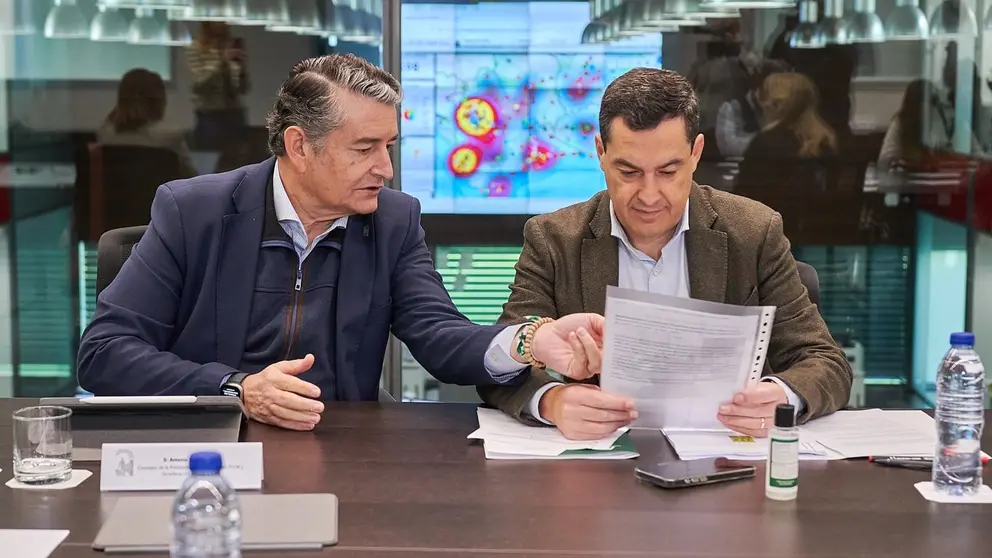 El presidente de la Junta de Andaluc&iacute;a, Juanma Moreno, junto a Antonio Sanz | Salvador L&oacute;pez Medina