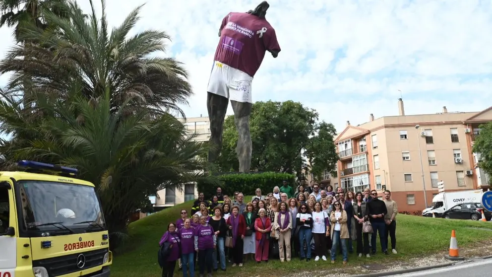 Colocaci&oacute;n de la camsieta morada en el Minotauro de Jerez