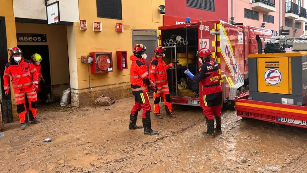 Bomberos de Huelva trabajando sobre el terreno en Valencia