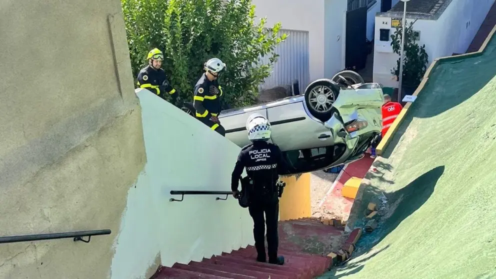 Un coche cae por un terrapl&eacute;n en Jerez | CBPC