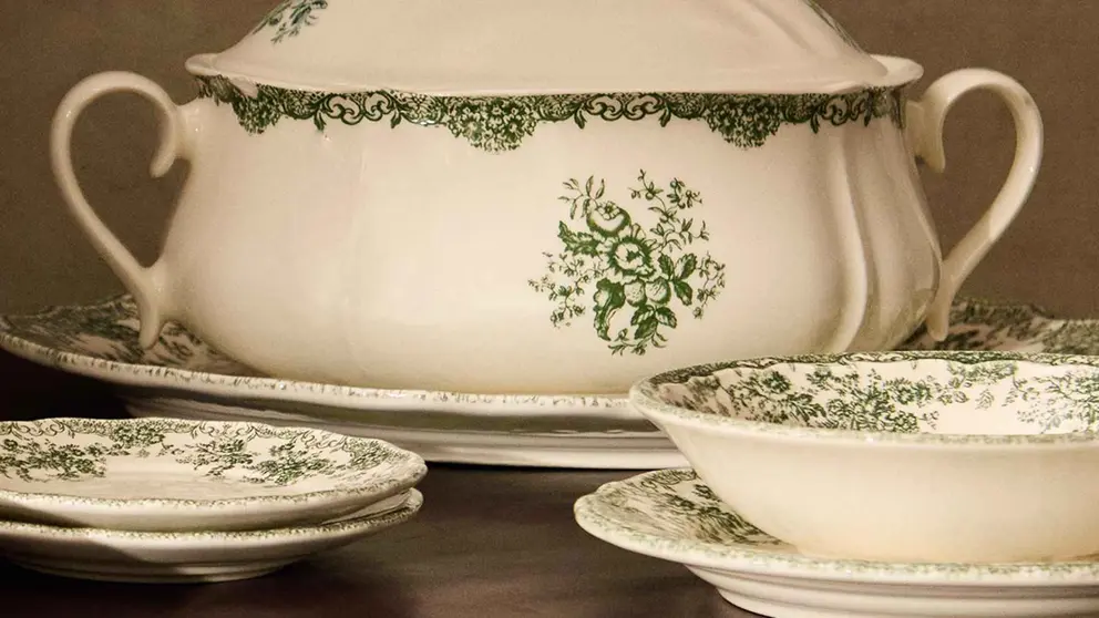 Vajilla de loza floral de Zara Home