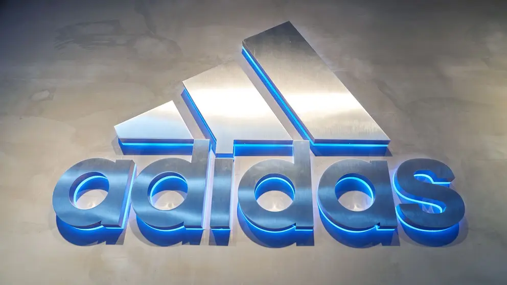 Logo en tienda Adidas