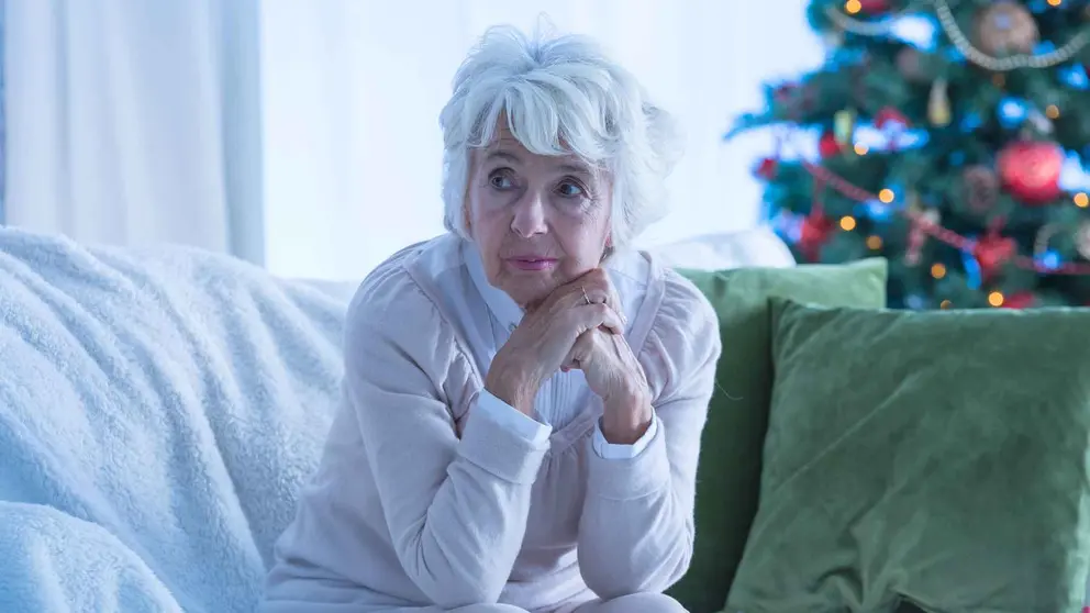 Una pensionista espera la paga extra de Navidad de la Seguridad Social