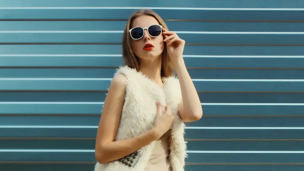 Mujer elegante con chaleco de pelo