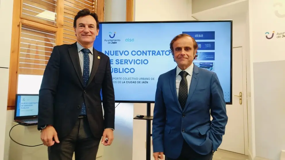 El alcalde de Ja&eacute;n, Agust&iacute;n Gonz&aacute;lez, junto al director de Alsa en la zona Mediterr&aacute;nea Valeriano D&iacute;az