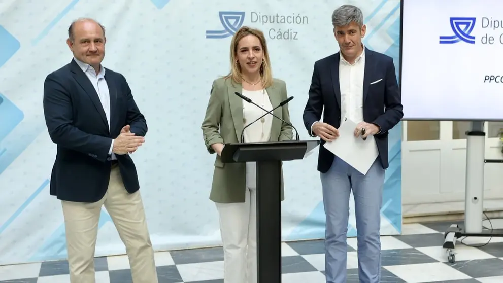 Almudena Mart&iacute;nez, presidenta de la Diputaci&oacute;n, en el centro de la imagen