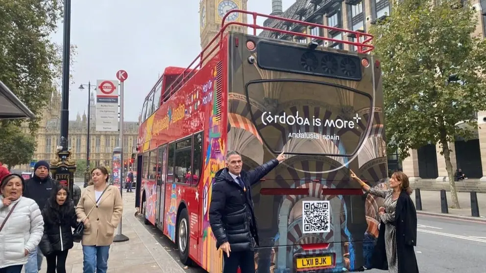 La teniente de alcalde delegada de Turismo, Mari&aacute;n Aguilar, y el director general de City Sightseeing Espa&ntilde;a, Isaac Flores, en el inicio de la campa&ntilde;a tur&iacute;stica de C&oacute;rdoba en el autob&uacute;s rojo