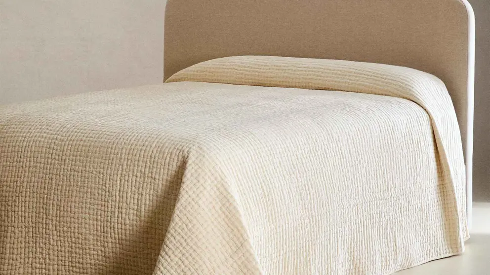 Edred&oacute;n de algod&oacute;n y terciopelo de Zara Home