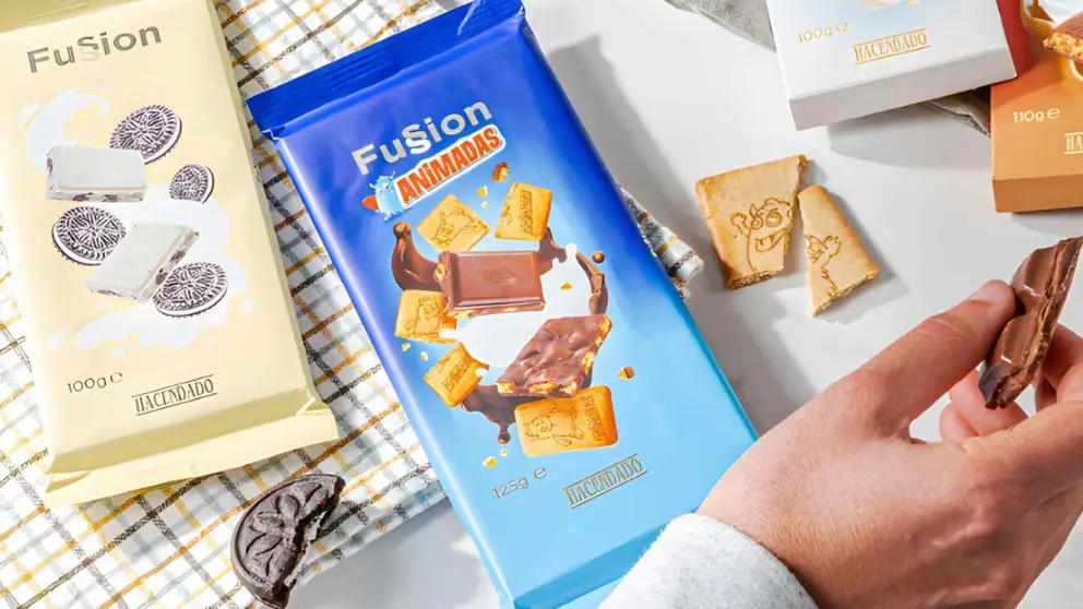 Chocolate extrafino con leche Fussion Hacendado con galletas animadas de Mercadona