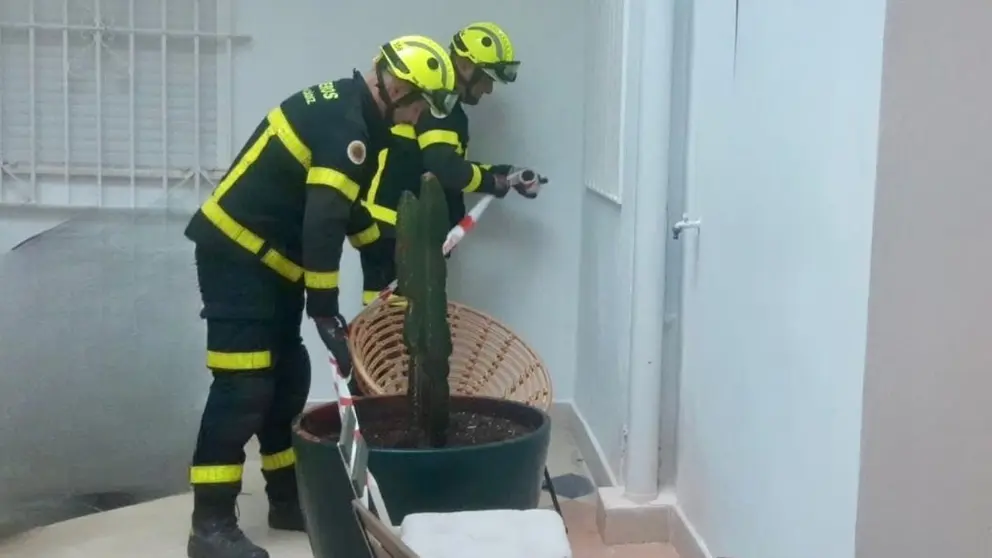 Bomberos actuando por el hundimiento del suelo en un apartamento tur&iacute;stico en Jerez | CBPC