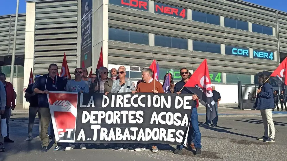 Concentraci&oacute;n de CGT frente a la delegaci&oacute;n de Deportes en Jerez