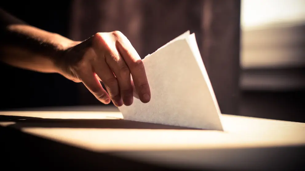 Ciudadano ejerciendo el derecho al voto