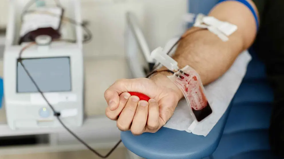 Una persona donando sangre