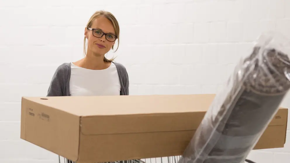 Clienta con sus compras de IKEA en el carro